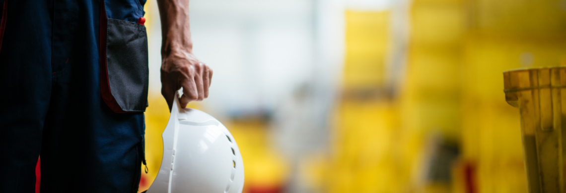 Symbolbild Arbeiter mit Helm